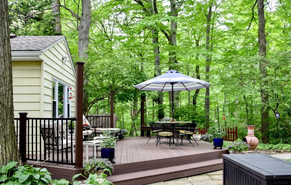 Deck with Outdoor Dining Set and Shade<br />
