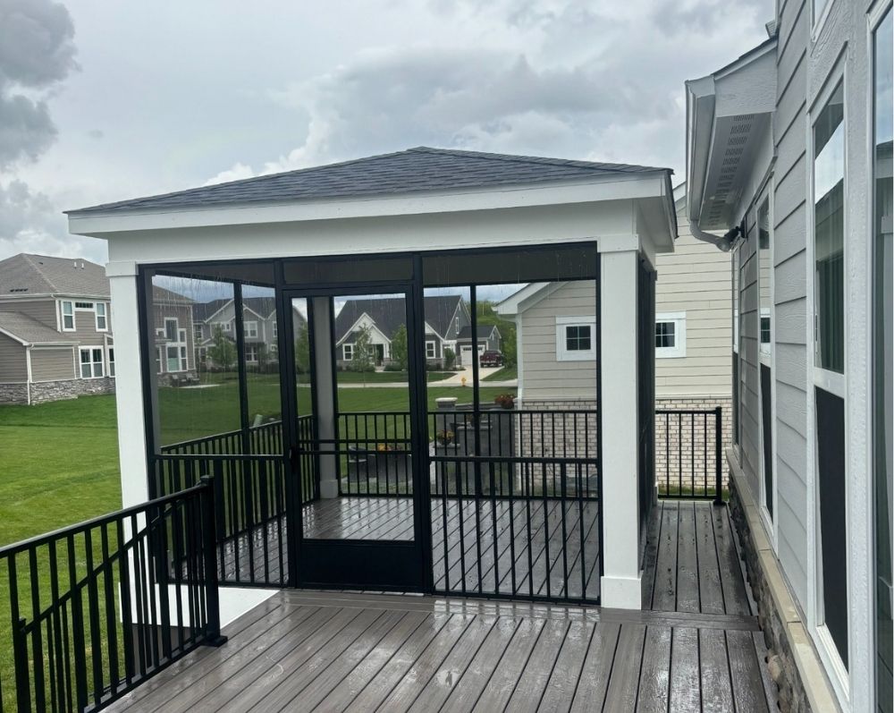 Screened Deck with Railings<br />
