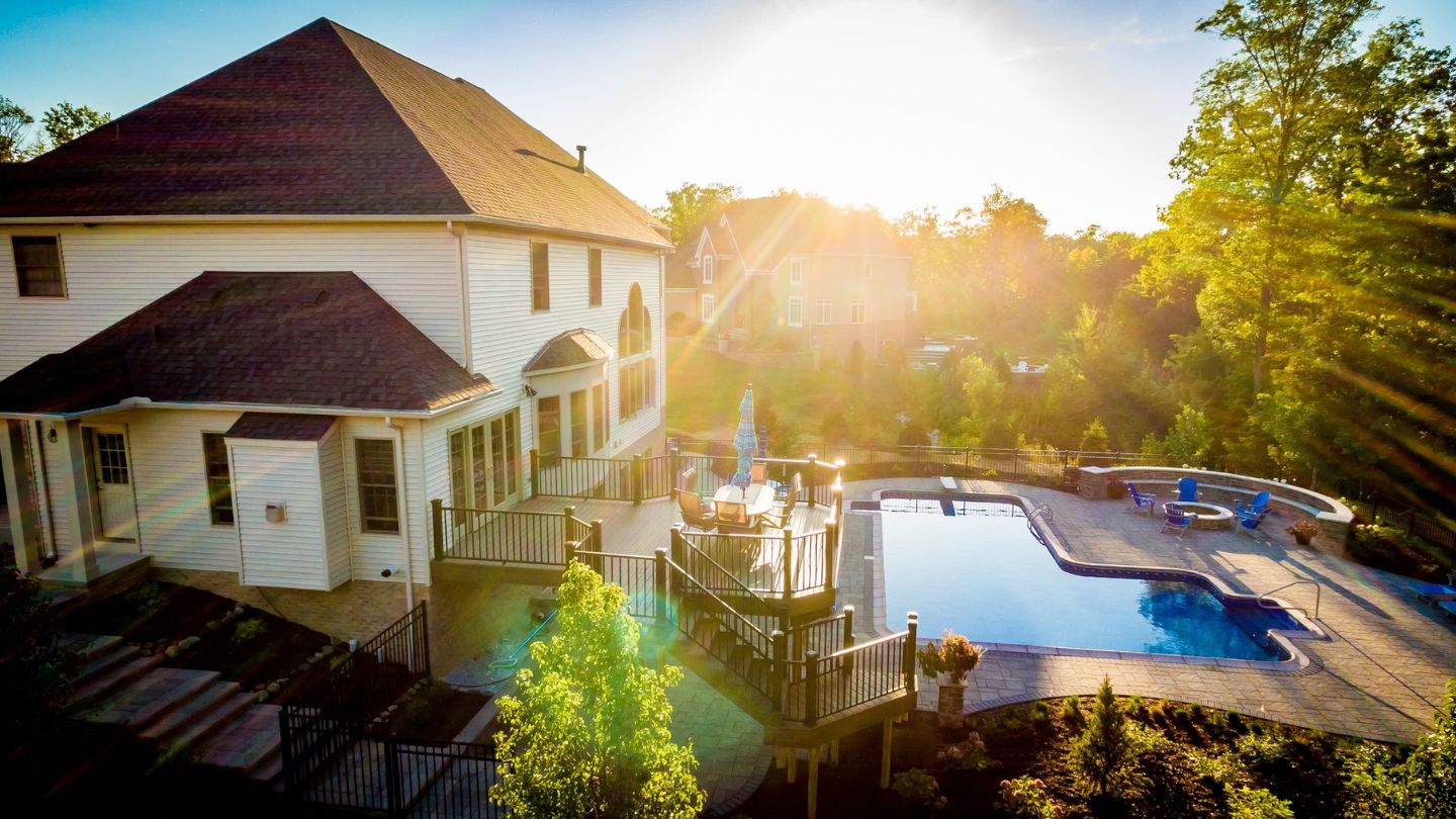 How to Choose the Right Pool Deck Builder for Your Home