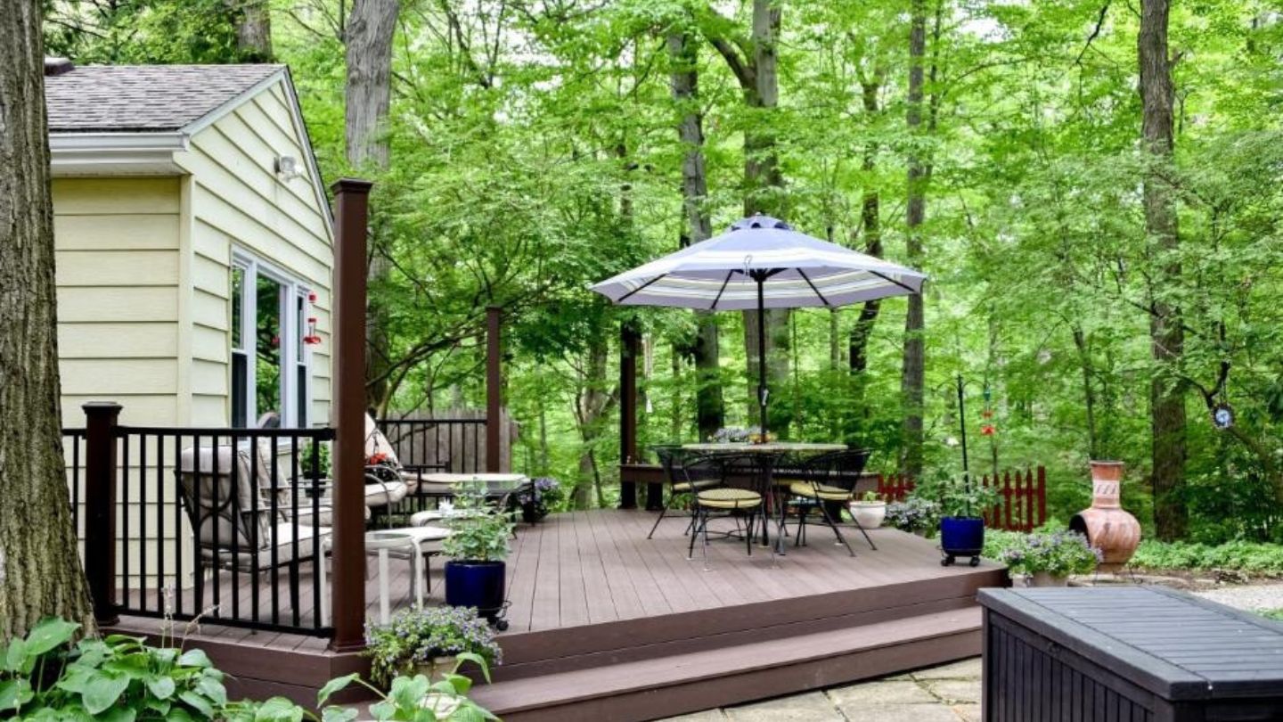 Custom Decks That Blend Indoor and Outdoor Living Seamlessly